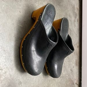 Leather Ugg clogs black